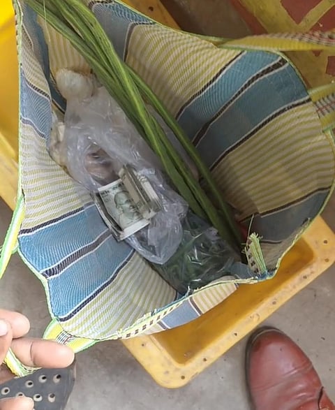 A counterfeiter was caught red-handed with fake currency notes in Khardaha, causing panic in the market.