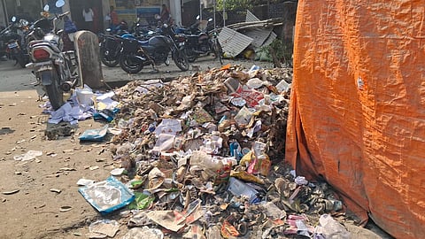 सड़क पर फैला कचरा

