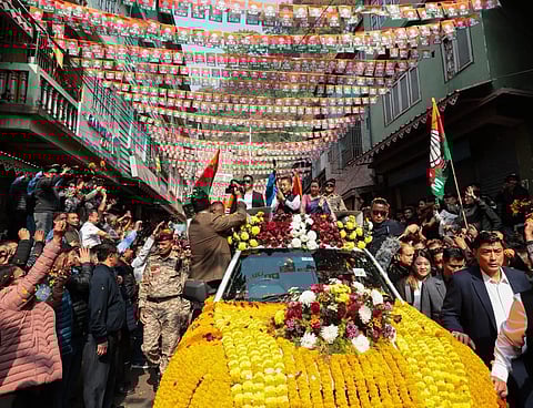 जनता का अभिनन्दन करते मुख्यमंत्री प्रेम सिंह तामांग

