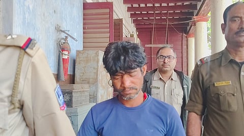 पुलिस सजायाफ्ता को अदालत से ले जाती हुईं