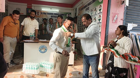 जिला कमिटी पदाधिकारियों का अभिनंदन करते तृणमूल नेतृत्व
