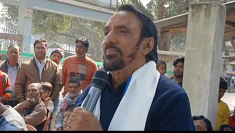 लोगों को संबोधित करते जिला सभापति