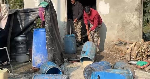 छापेमारी के दौरान पुलिस और आबकारी विभाग के कर्मी