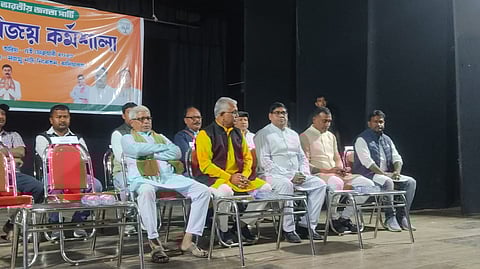 मंच पर दिलीप घोष व अन्य नेतृत्व