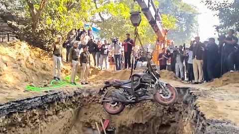 सड़क पर बने गड्ढे में गिरी बाइक, कॉलसेंटर कर्मचारी की मौत, तीन अधिकारी सस्पेंड
