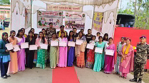 सशस्त्र सीमा बल के जवान व महिलाएं
