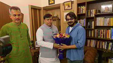 मंत्री सुकांत मजूमदार अभिनेता प्रोसेनजीत चटर्जी को फूल भेंट करते हुए