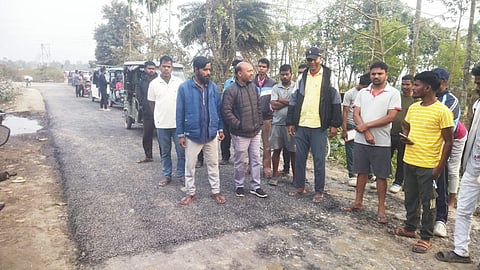 विरोध करते ग्रामीण

