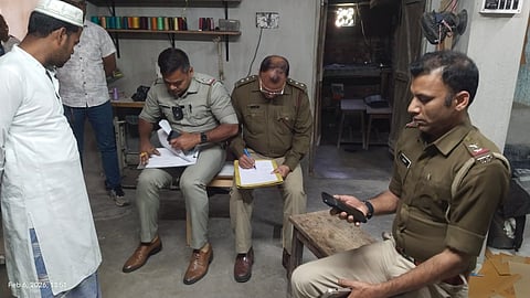 पुलिस अभियान चलाते हुए