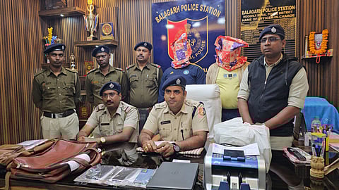 प्रेस कांफ्रेस को संबोधित करते हुए डीएसपी (क्राइम) अभिजीत सिन्हा महापात्र व अन्य