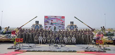 रक्षा सचिव का भुज अग्रिम क्षेत्रों का दौरा