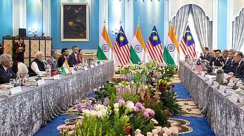 मलेशिया से सुरक्षा संबंध मजबूत करने पर पीएम मोदी की अनवर इब्राहिम से बातचीत
