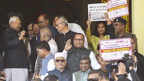 विधानपरिषद में बिहार के मुख्यमंत्री नीतीश कुमार व अन्य