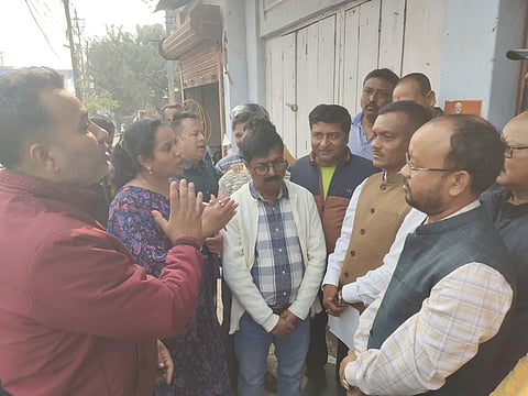 सांसद मनोज टिग्गा से बातचीत करते लोग 