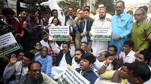 प्रदेश कांग्रेस की तरफ से सोमवार को एसआईआर को लेकर निकाली गयी रैली में प्रतिवाद करते प्रदेश कांग्रेस अध्यक्ष शुभंकर सरकार। साथ में हैं कांग्रेस के नेता व कार्यकर्ता