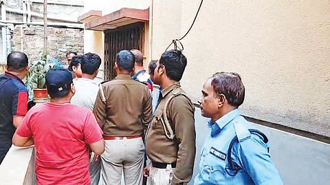 बचाओ-बचाओ की चीखों से दहला इलाका, जिंदा जले बुज़ुर्ग