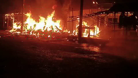 रेगुलेटेड मार्केट में जलती दुकानें
