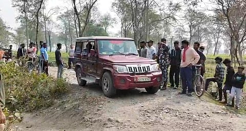 घटनास्थल पर वन विभाग के कर्मी व स्थानीय लोग