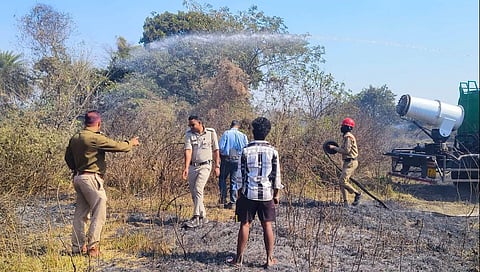 परित्यक्त ईंट भट्ठे में भीषण आग लगने से मची अफरा-तफरी