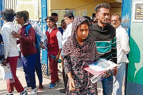 दुर्घटना में पिता की मौत के दर्द को सीने में लेकर बेटी ने दी परीक्षा 