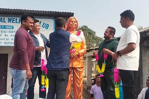 प्रतिमा का अनावरण करते गणमान्य लोग

