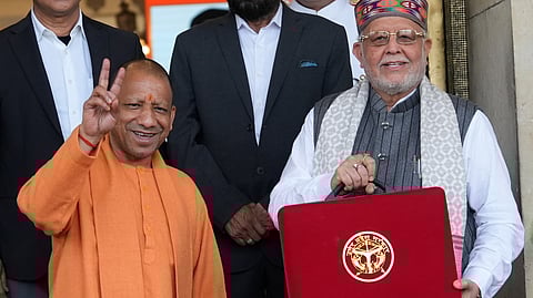 वित्त मंत्री सुरेश खन्‍ना ने CM योगी आदित्यनाथ की मौजूदगी में विधानसभा में वित्त वर्ष 2026-27 का बजट पेश 