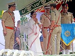 
बंगाल में तीन साल से जमे अफसरों को हटाने का ECI का आदेश