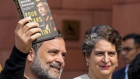 जनरल नरवणे की पुस्तक दिखाते राहुल गांधी।