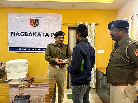 मोबाइल सौंपते पुलिस अधिकारी
