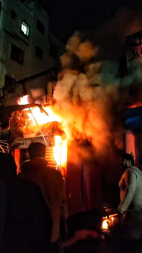 हावड़ा में किराना दुकान में भीषण आग, लाखों का नुकसान