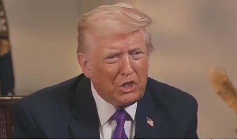 अमेरिका के राष्ट्रपति डोनाल्ड ट्रंप इंटरव्यू देते हुए।