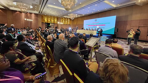 बांग्लादेश के चुनाव आयोग की प्रेस कॉन्फ्रेंस में पत्रकार।