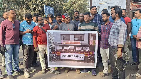 निजी ट्रांसपोर्ट ऐप के खिलाफ बाइकरों ने किया प्रदर्शन