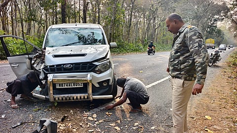 क्षत्रिग्रस्त वाहन का जांच करती पुलिस
