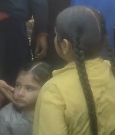 लिलुआ में खुले नाले में गिरे बाप-बेटे, स्थानीय लोगों ने बचाया