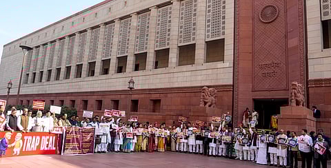 भारत-अमेरिका ट्रेड डील के खिलाफ विपक्ष का संसद के अंदर से लेकर बाहर तक हल्लाबोल