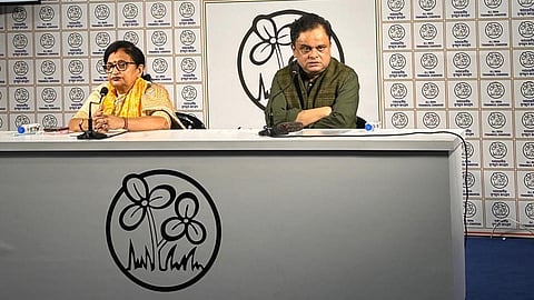  तृणमूल भवन में प्रेस कांफ्रेंस के दौरान मंत्री चंद्रिमा भट्टाचार्य और ब्रात्य बसु