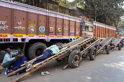 कोलकाता में सड़क पर खड़े माल ढोने वाली गाड़ियां