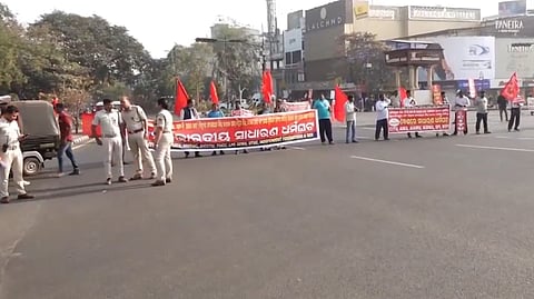 भुवनेश्वर की सुनी सड़क पर पुलिस और बंद समर्थक।