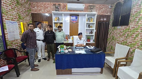 गिरफ्तार  अभियुक्तों को दिखाते हुए पुलिस अधिकारी