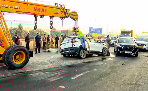 दिल्ली में एक परिवार की कार की कंटेनर से टक्कर, दो महिलाओं की मौत, दो बच्चे घायल