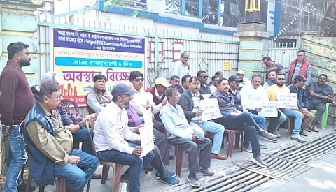 100 करोड़ का बकाया, भुगतान के लिए धरना