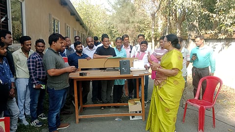 प्रदूषण-मुक्त पटाखा निर्माण कार्यशाला के दौरान ली गई तस्वीर