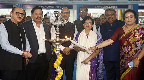 शॉपिंग कार्निवल का उद्घाटन करतीं मंत्री चंद्रिमा भट्टाचार्य। साथ में हैं हिडको के 
वाइस चेयरमैन डॉ. एच के द्विवेदी, एमएसएमई विभाग के अतिरिक्त मुख्य सचिव राजेश पांडे, बोरो चेयरपर्सन देवलीना विश्वास व अन्य गण्यमान्य व्यक्तिगत