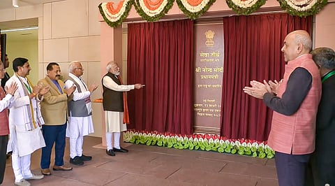 नए प्रधानमंत्री कार्यालय का उद्घाटन करते प्रधानमंत्री नरेंद्र मोदी।