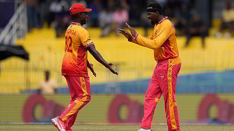 ऑस्ट्रेलिया का विकेट गिरने के बाद खुशी मनाते जिम्बाब्वे के खिलाड़ी