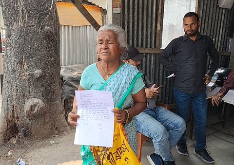 शिकायत दिखाती महिला

