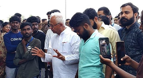 सांसद ने छात्रों के शांतिपूर्ण आंदोलन को दिया समर्थन