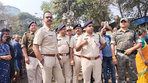 
हुगली ग्रामीण पुलिस के एसपी कामनाशीष सेन सप्तऋषि घाट का दौरा करते हुए, साथ में हैं कई अधिकारी
