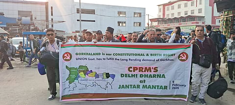 बैनर के साथ CPRM के नेतृत्व व समर्थक